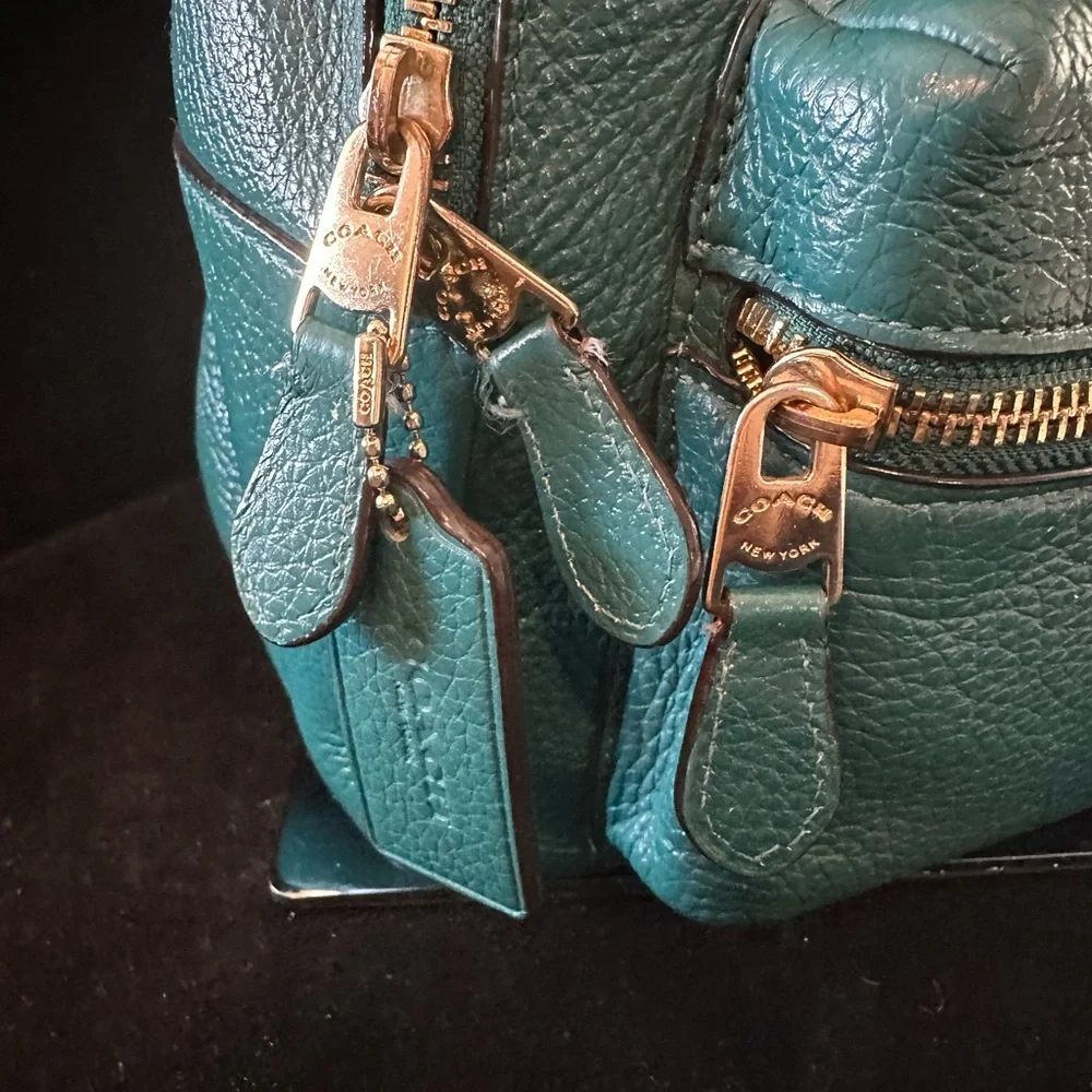 Coach 2019 Teal Pebbled Leather Backpack with Stud Script Logo Gorgeous. - Picture 6 of 13
